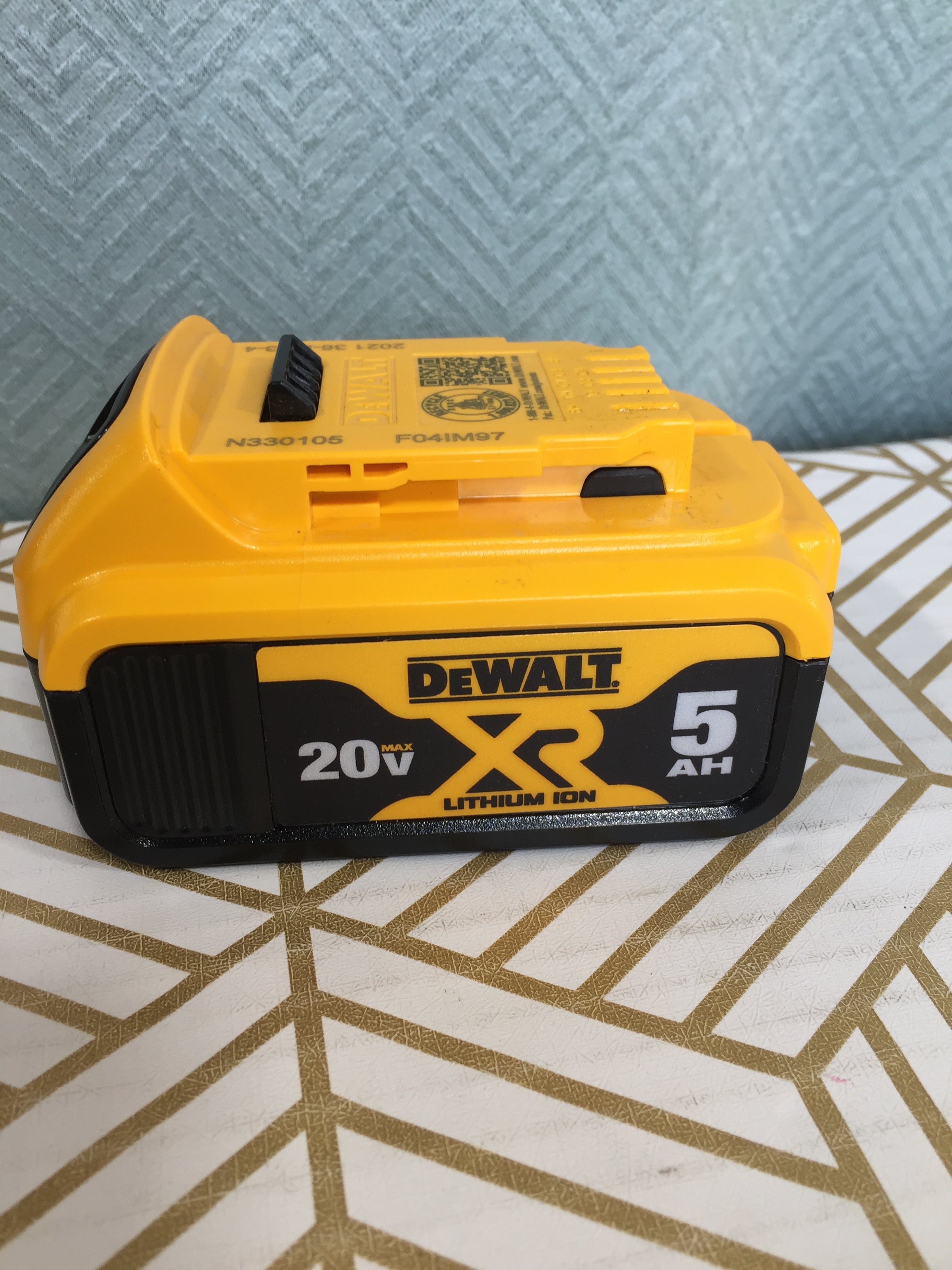DEWALT 20V MAX XR Battery, Lithium Ion, 5.0Ah (DCB205) (7855559999726)
